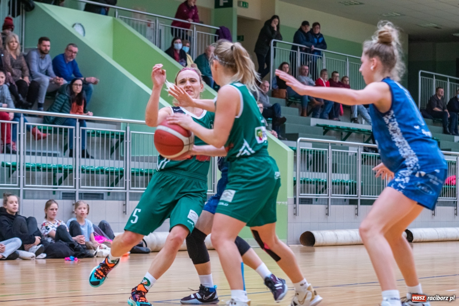 Zdjęcie w galerii na portalu naszraciborz.pl: Koszykówka. RMKS Rybnik górą w Raciborzu [FOTO] wiadomości z regionu