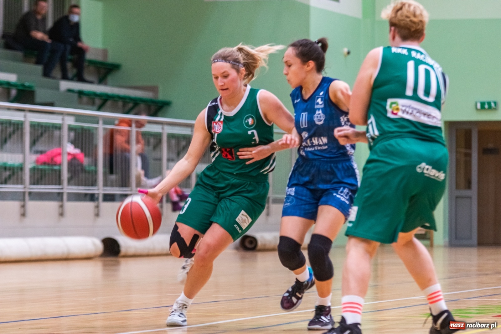 Zdjęcie w galerii na portalu naszraciborz.pl: Koszykówka. RMKS Rybnik górą w Raciborzu [FOTO] wiadomości z regionu