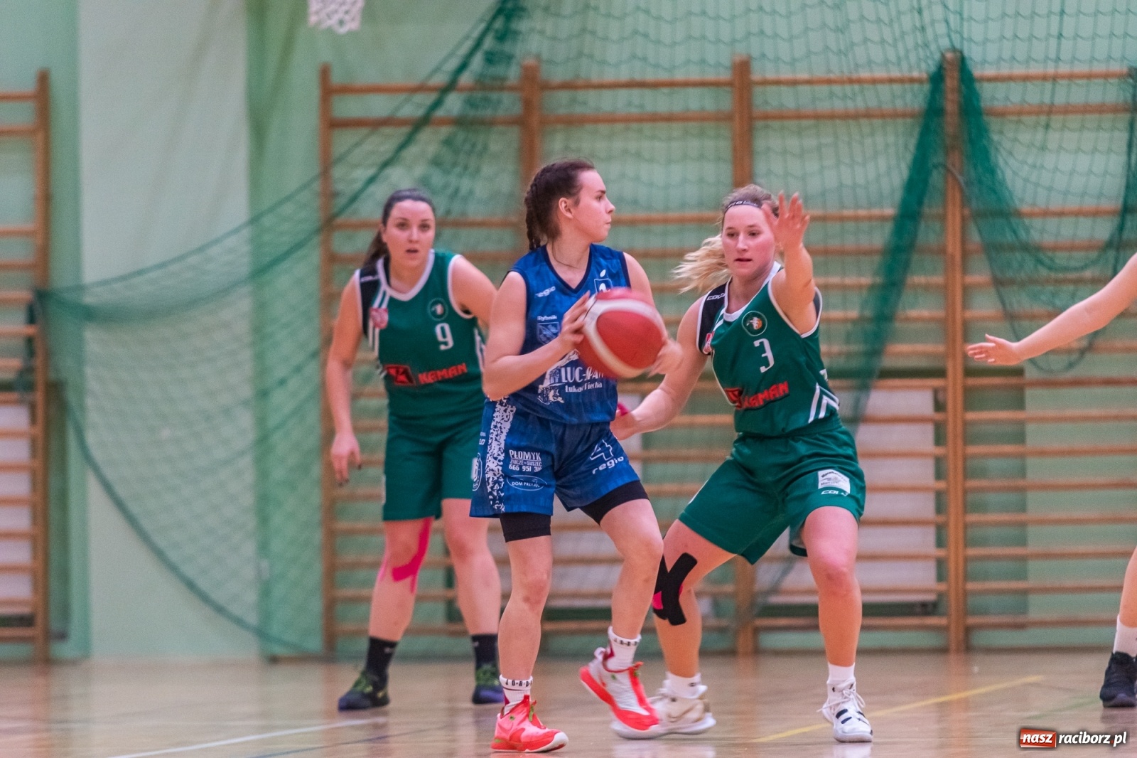 Zdjęcie w galerii na portalu naszraciborz.pl: Koszykówka. RMKS Rybnik górą w Raciborzu [FOTO] wiadomości z regionu