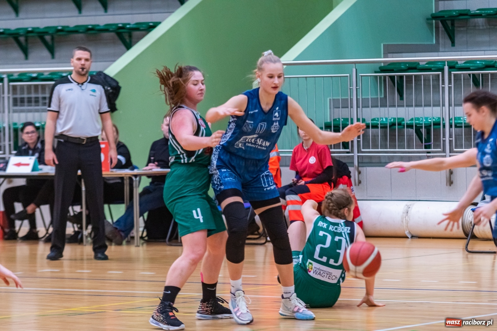 Zdjęcie w galerii na portalu naszraciborz.pl: Koszykówka. RMKS Rybnik górą w Raciborzu [FOTO] wiadomości z regionu