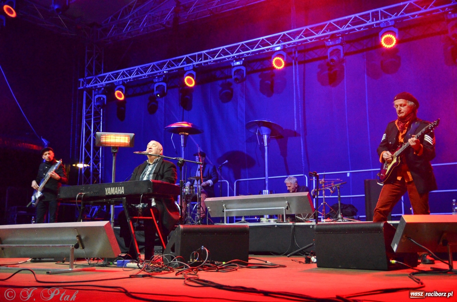 Zdjęcie w galerii na portalu naszraciborz.pl: Stanisław Soyka na finał zamkowego jarmarku wiadomości z regionu