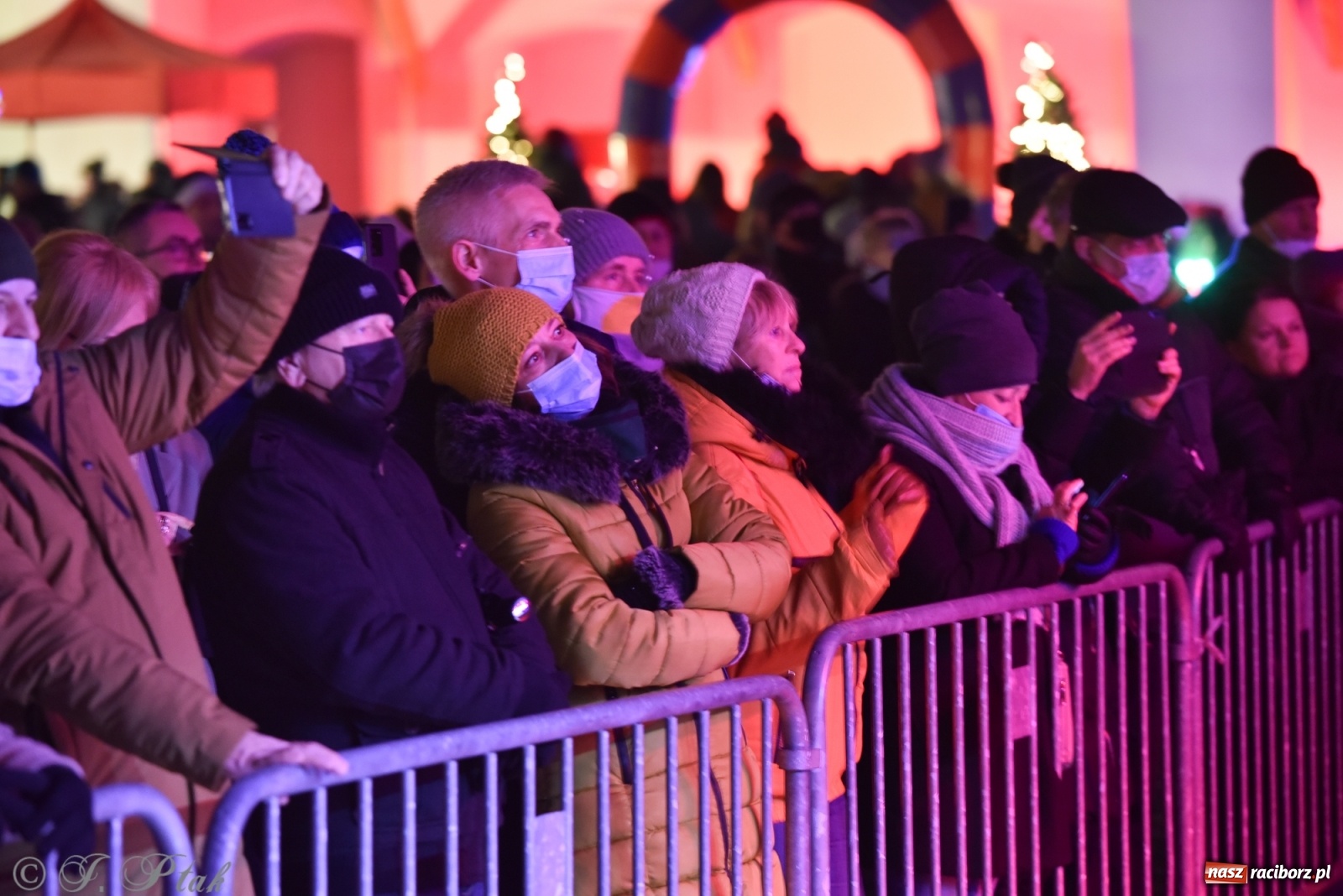 Zdjęcie w galerii na portalu naszraciborz.pl: Stanisław Soyka na finał zamkowego jarmarku wiadomości z regionu