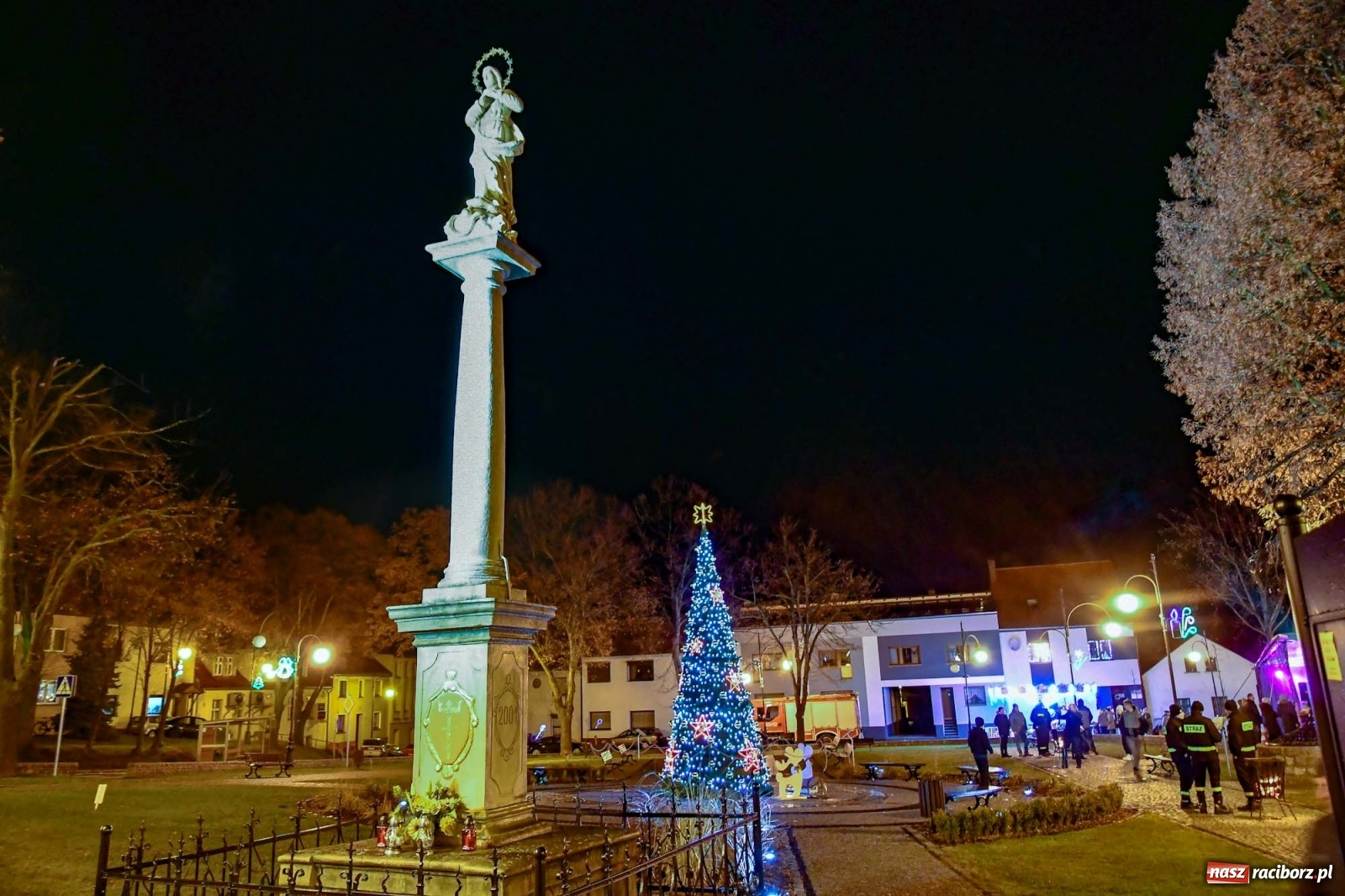 Zdjęcie w galerii na portalu naszraciborz.pl: Magiczna niedziela w Krzanowicach. Na rynku rozbłysła choinka [FOTO i WIDEO] wiadomości z regionu