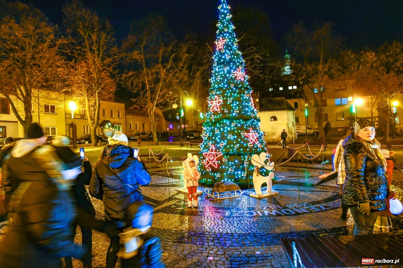 Zdjęcie w galerii na portalu naszraciborz.pl: Magiczna niedziela w Krzanowicach. Na rynku rozbłysła choinka [FOTO i WIDEO] wiadomości z regionu