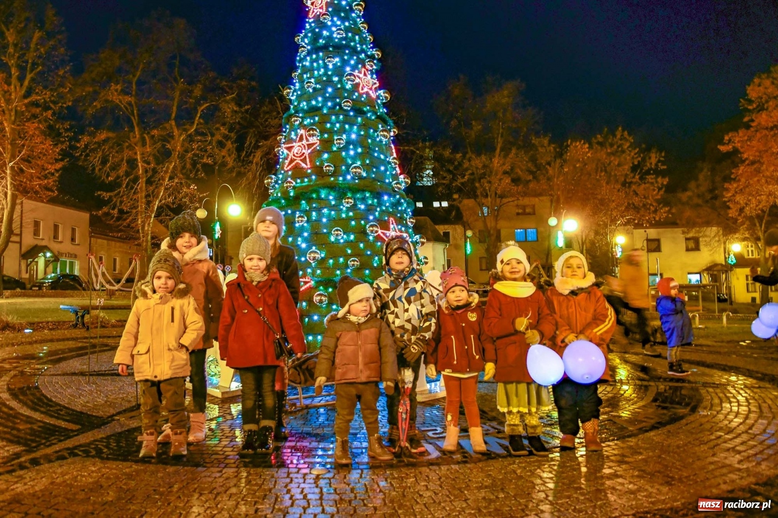 Zdjęcie w galerii na portalu naszraciborz.pl: Magiczna niedziela w Krzanowicach. Na rynku rozbłysła choinka [FOTO i WIDEO] wiadomości z regionu