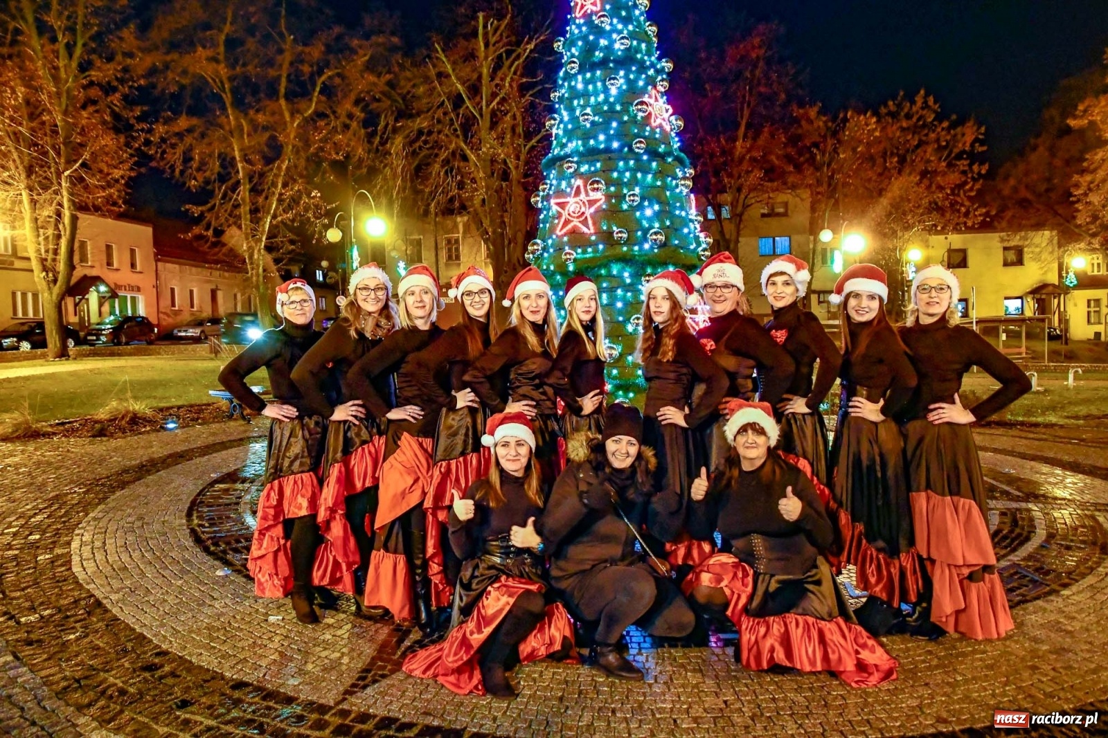 Zdjęcie w galerii na portalu naszraciborz.pl: Magiczna niedziela w Krzanowicach. Na rynku rozbłysła choinka [FOTO i WIDEO] wiadomości z regionu