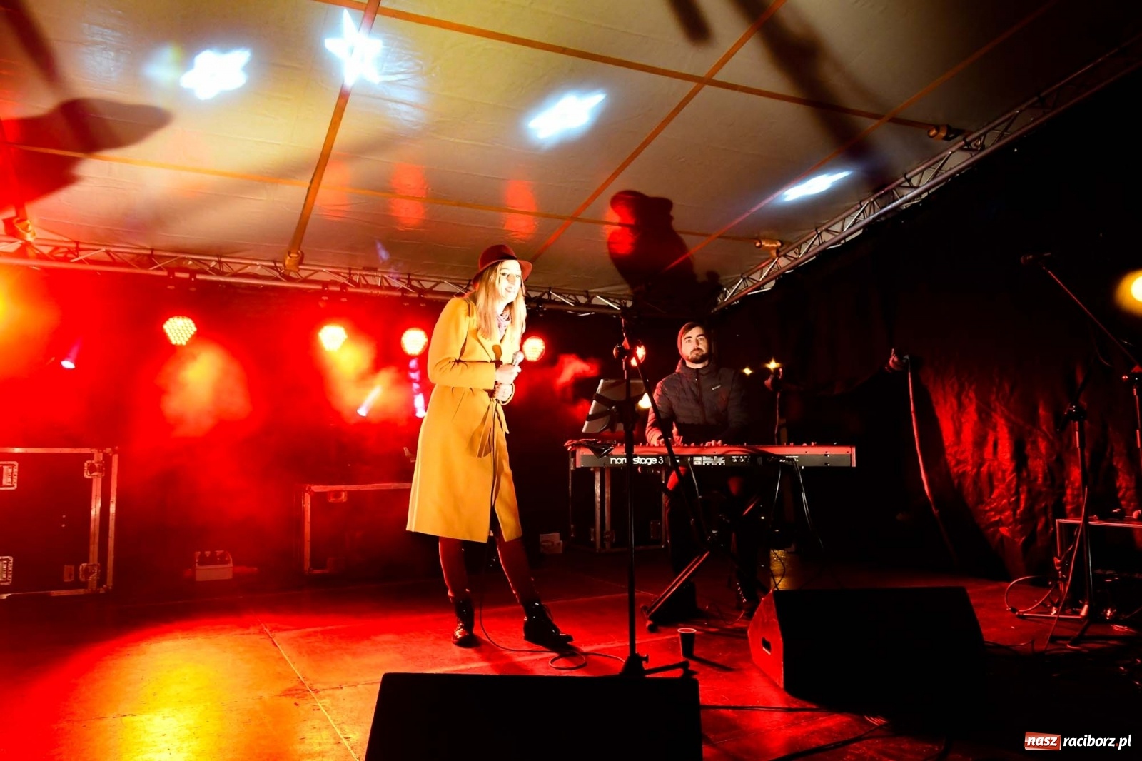 Zdjęcie w galerii na portalu naszraciborz.pl: Magiczna niedziela w Krzanowicach. Na rynku rozbłysła choinka [FOTO i WIDEO] wiadomości z regionu