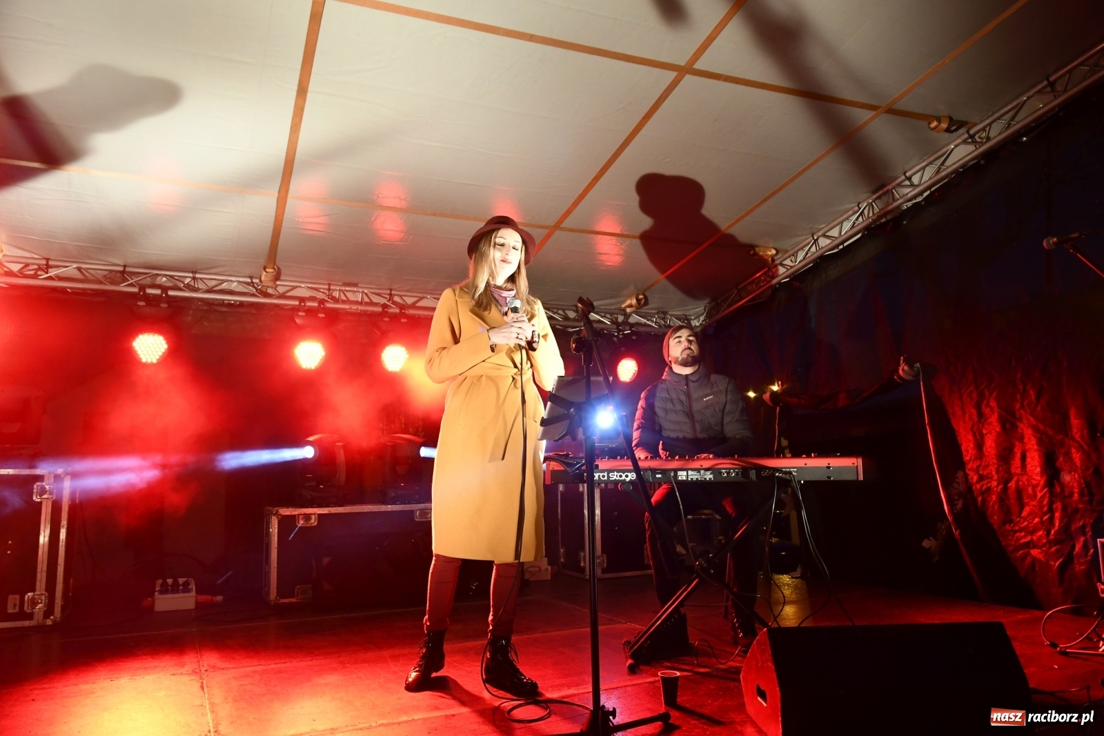 Zdjęcie w galerii na portalu naszraciborz.pl: Magiczna niedziela w Krzanowicach. Na rynku rozbłysła choinka [FOTO i WIDEO] wiadomości z regionu