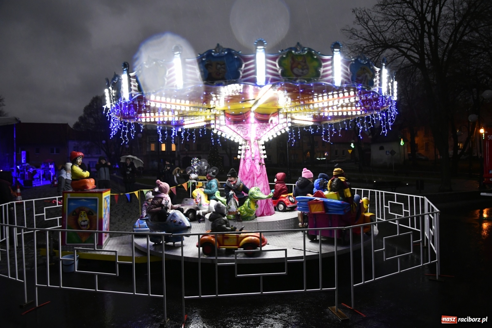 Zdjęcie w galerii na portalu naszraciborz.pl: Magiczna niedziela w Krzanowicach. Na rynku rozbłysła choinka [FOTO i WIDEO] wiadomości z regionu