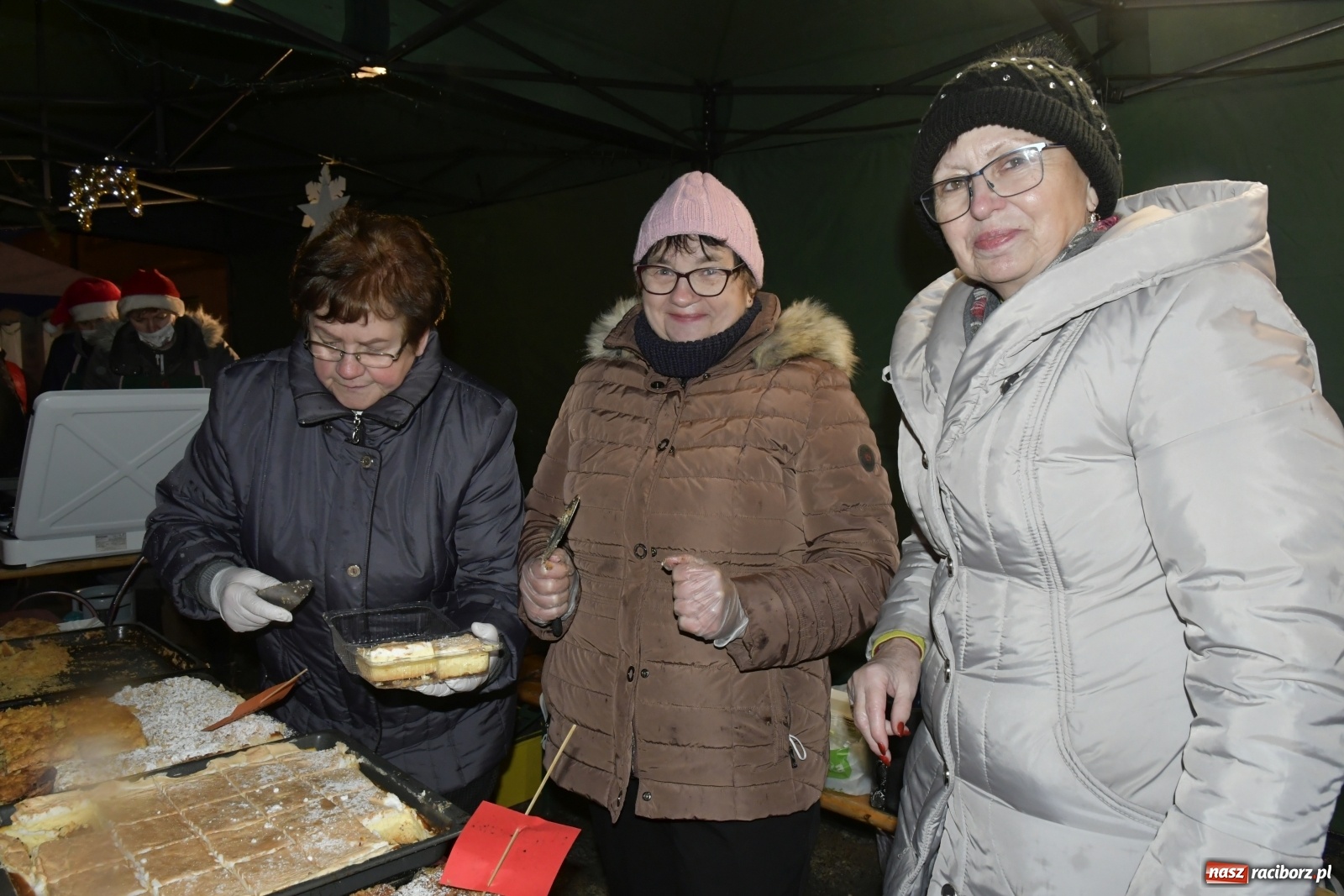 Zdjęcie w galerii na portalu naszraciborz.pl: Magiczna niedziela w Krzanowicach. Na rynku rozbłysła choinka [FOTO i WIDEO] wiadomości z regionu