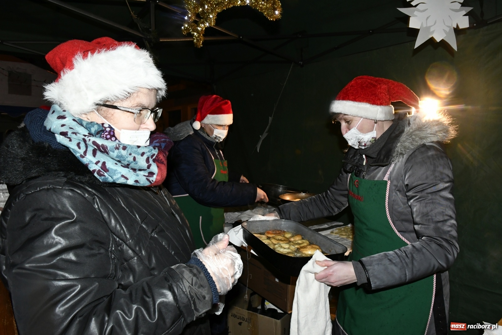 Zdjęcie w galerii na portalu naszraciborz.pl: Magiczna niedziela w Krzanowicach. Na rynku rozbłysła choinka [FOTO i WIDEO] wiadomości z regionu
