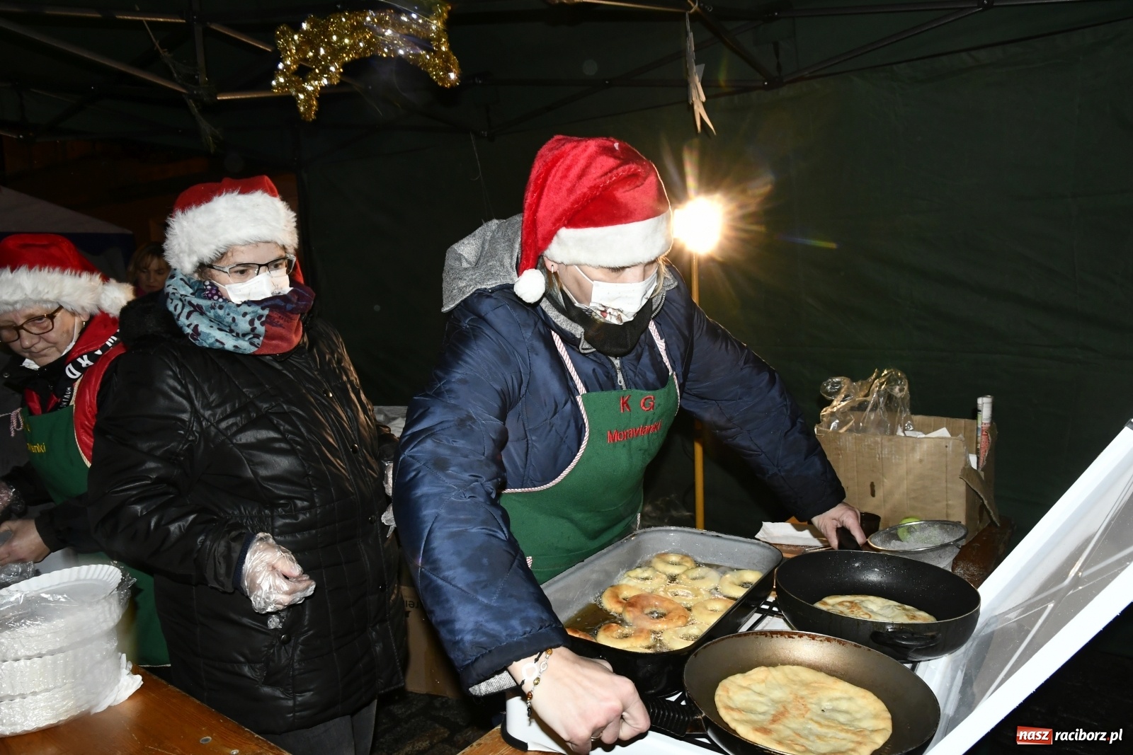 Zdjęcie w galerii na portalu naszraciborz.pl: Magiczna niedziela w Krzanowicach. Na rynku rozbłysła choinka [FOTO i WIDEO] wiadomości z regionu