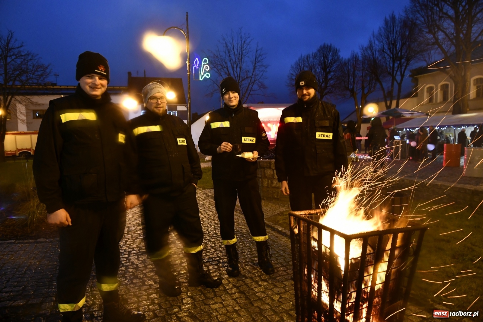 Zdjęcie w galerii na portalu naszraciborz.pl: Magiczna niedziela w Krzanowicach. Na rynku rozbłysła choinka [FOTO i WIDEO] wiadomości z regionu