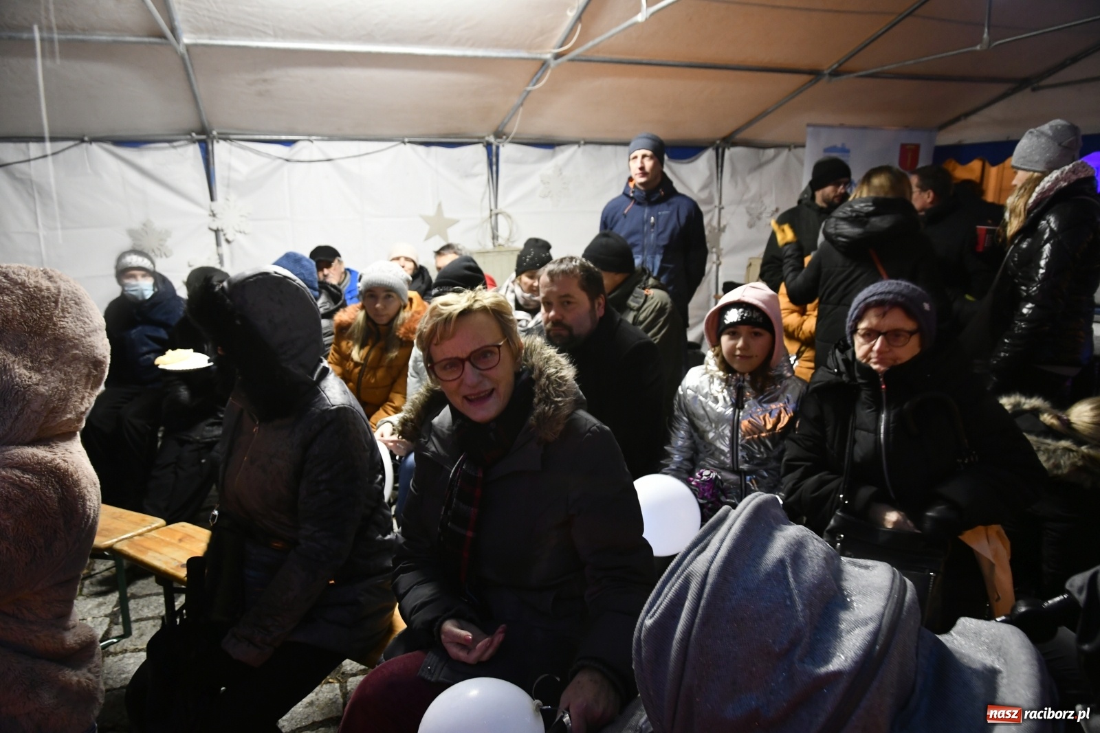 Zdjęcie w galerii na portalu naszraciborz.pl: Magiczna niedziela w Krzanowicach. Na rynku rozbłysła choinka [FOTO i WIDEO] wiadomości z regionu