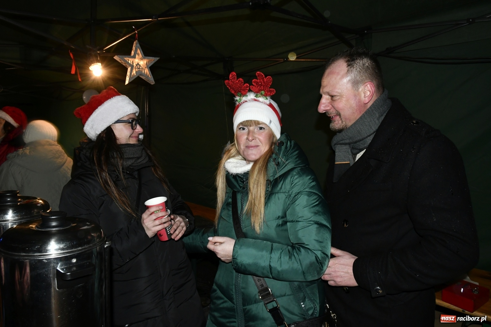 Zdjęcie w galerii na portalu naszraciborz.pl: Magiczna niedziela w Krzanowicach. Na rynku rozbłysła choinka [FOTO i WIDEO] wiadomości z regionu