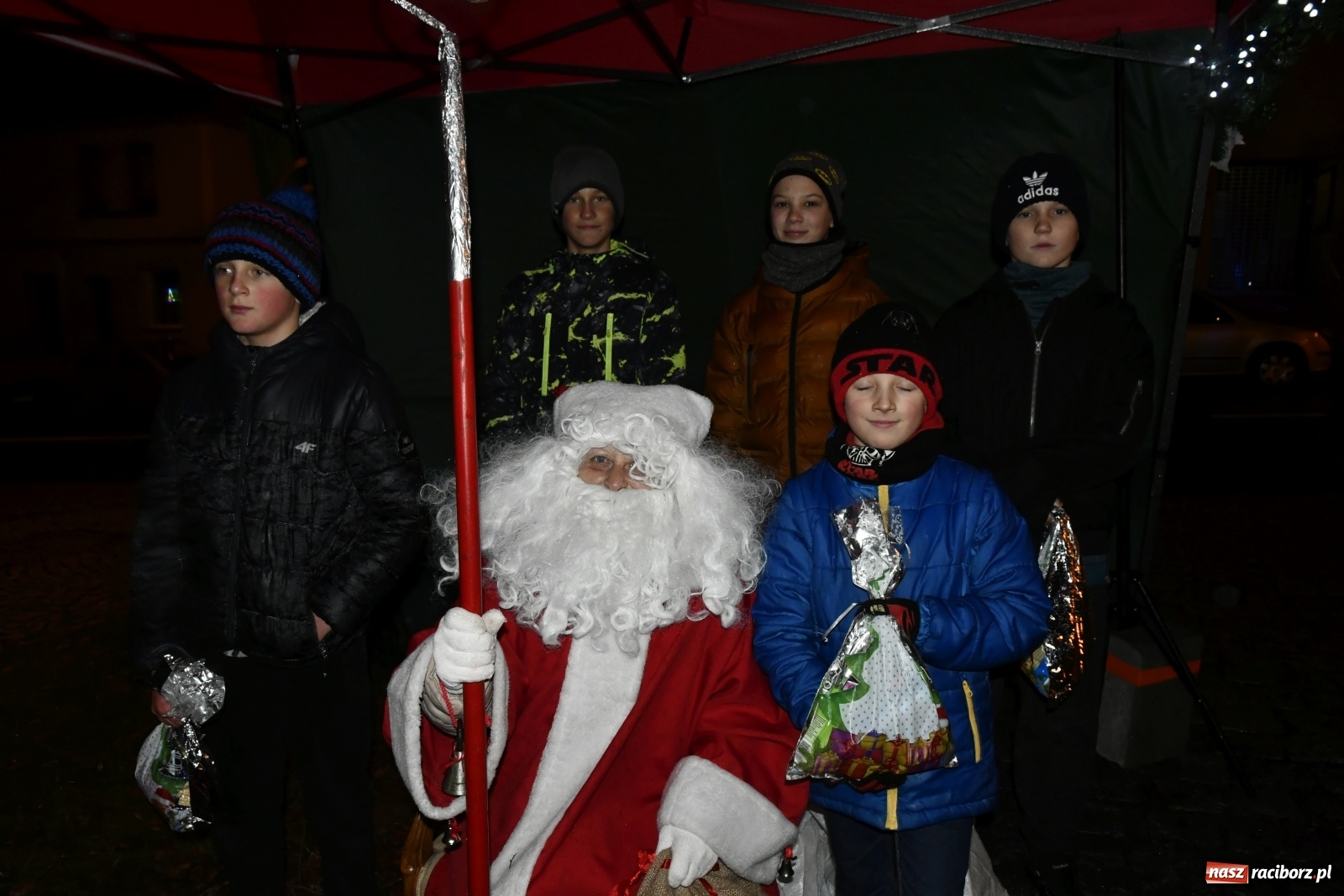 Zdjęcie w galerii na portalu naszraciborz.pl: Magiczna niedziela w Krzanowicach. Na rynku rozbłysła choinka [FOTO i WIDEO] wiadomości z regionu