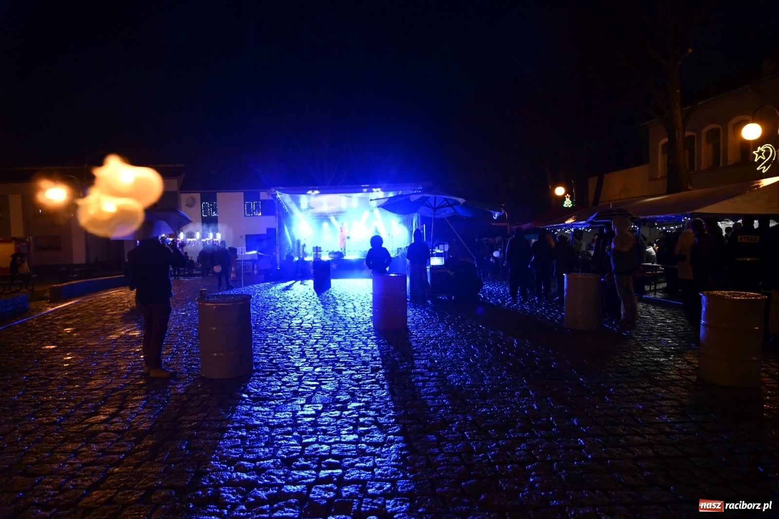 Zdjęcie w galerii na portalu naszraciborz.pl: Magiczna niedziela w Krzanowicach. Na rynku rozbłysła choinka [FOTO i WIDEO] wiadomości z regionu