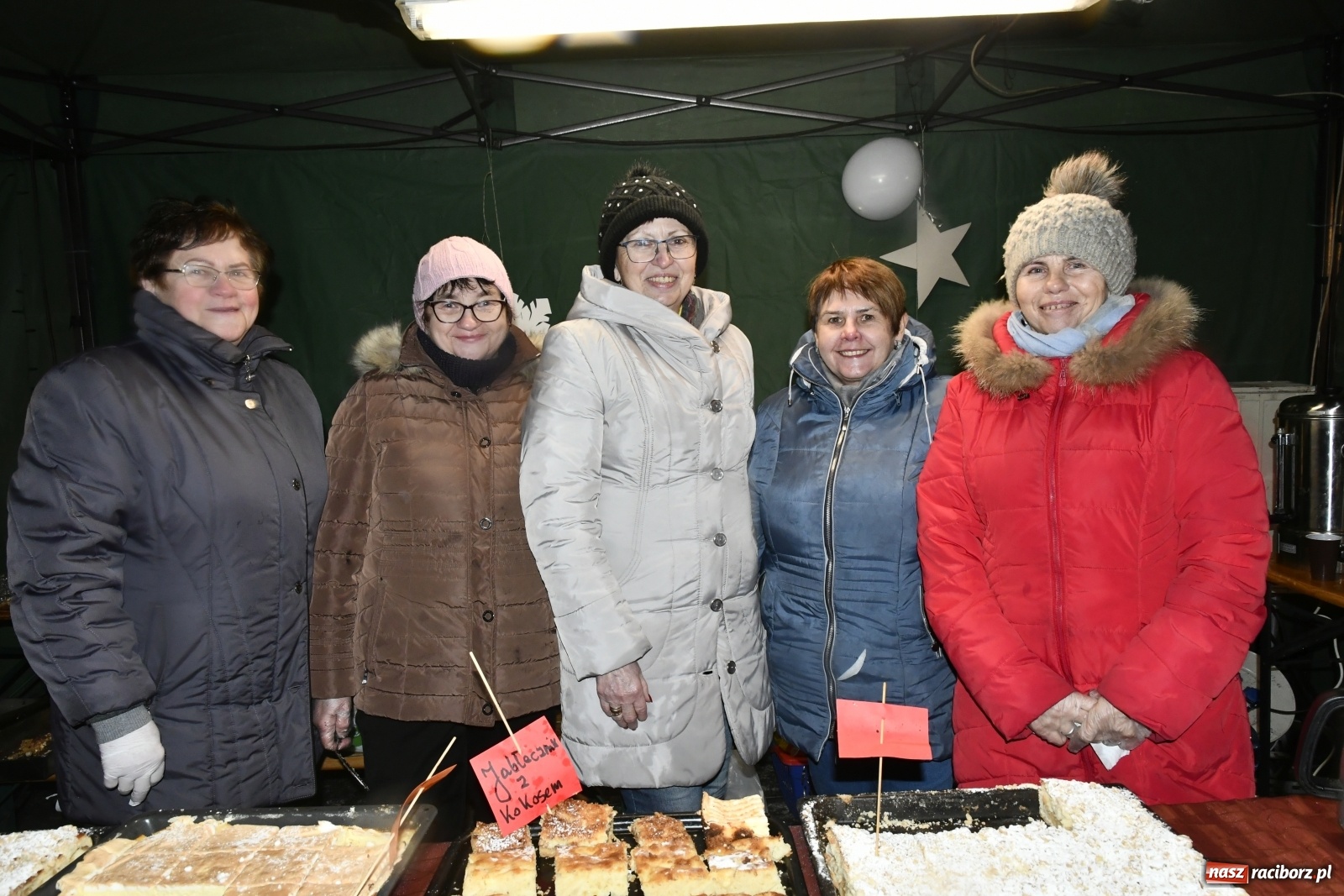 Zdjęcie w galerii na portalu naszraciborz.pl: Magiczna niedziela w Krzanowicach. Na rynku rozbłysła choinka [FOTO i WIDEO] wiadomości z regionu