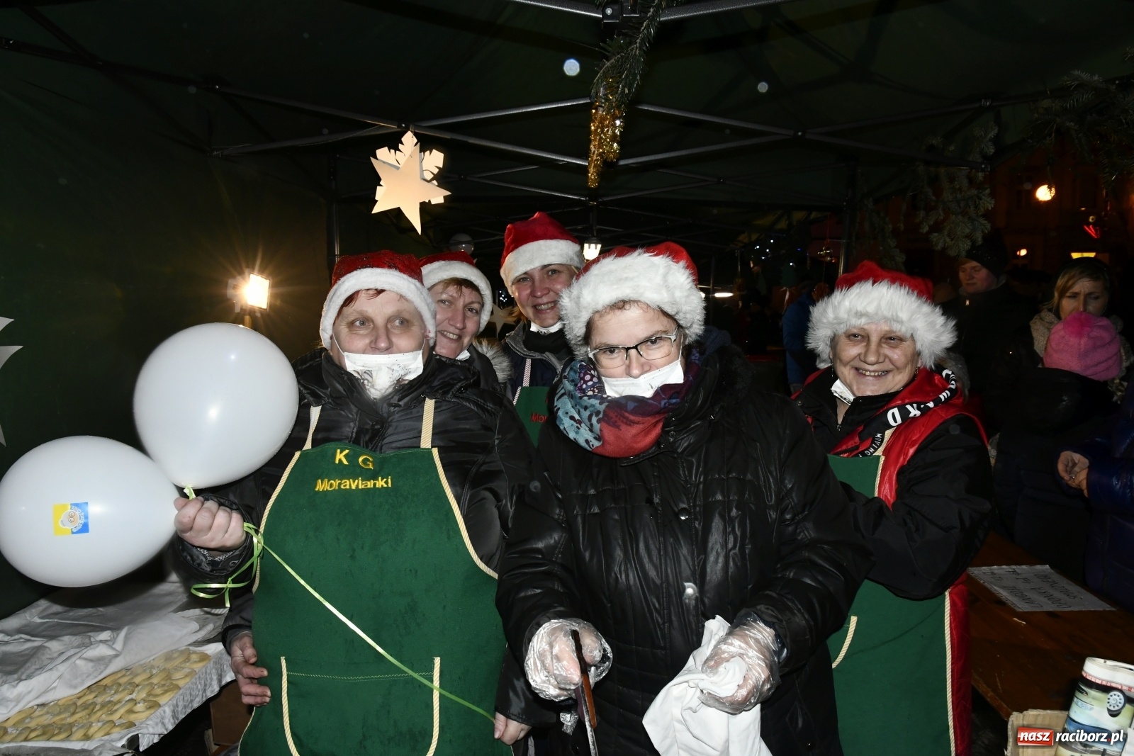 Zdjęcie w galerii na portalu naszraciborz.pl: Magiczna niedziela w Krzanowicach. Na rynku rozbłysła choinka [FOTO i WIDEO] wiadomości z regionu