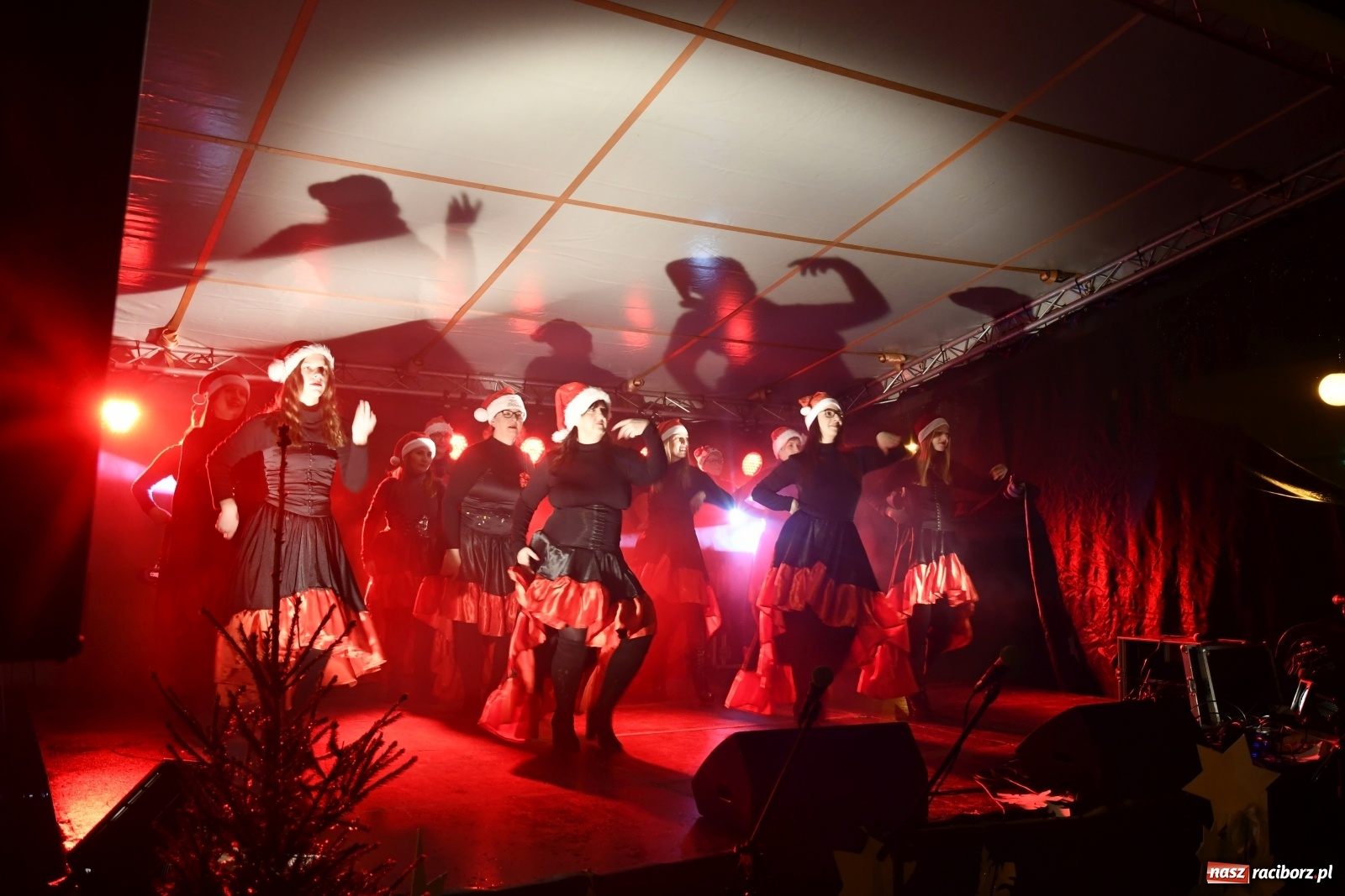 Zdjęcie w galerii na portalu naszraciborz.pl: Magiczna niedziela w Krzanowicach. Na rynku rozbłysła choinka [FOTO i WIDEO] wiadomości z regionu