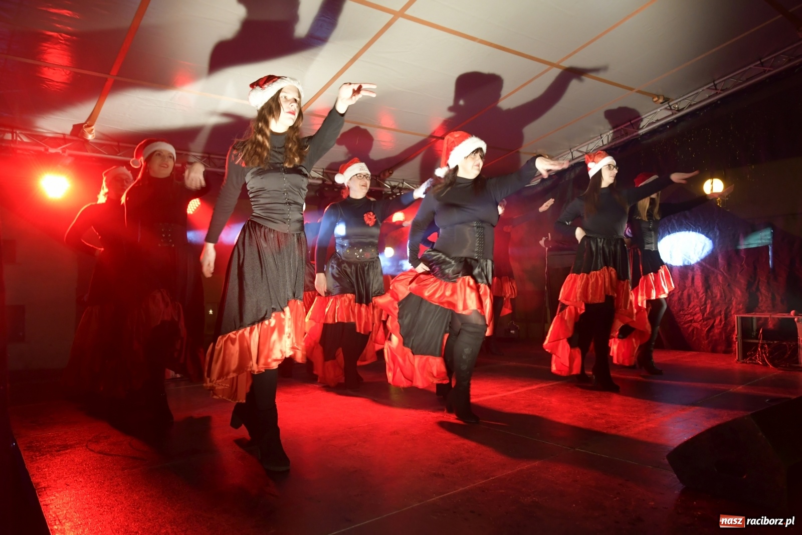 Zdjęcie w galerii na portalu naszraciborz.pl: Magiczna niedziela w Krzanowicach. Na rynku rozbłysła choinka [FOTO i WIDEO] wiadomości z regionu