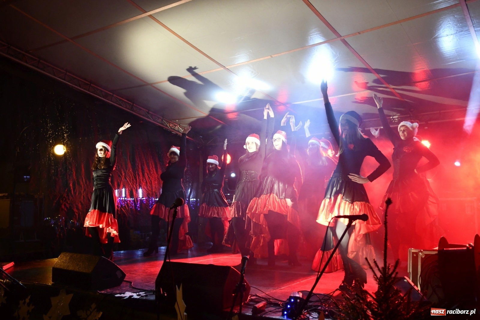 Zdjęcie w galerii na portalu naszraciborz.pl: Magiczna niedziela w Krzanowicach. Na rynku rozbłysła choinka [FOTO i WIDEO] wiadomości z regionu