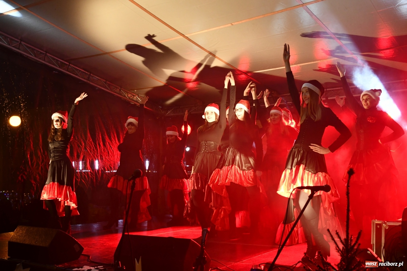 Zdjęcie w galerii na portalu naszraciborz.pl: Magiczna niedziela w Krzanowicach. Na rynku rozbłysła choinka [FOTO i WIDEO] wiadomości z regionu