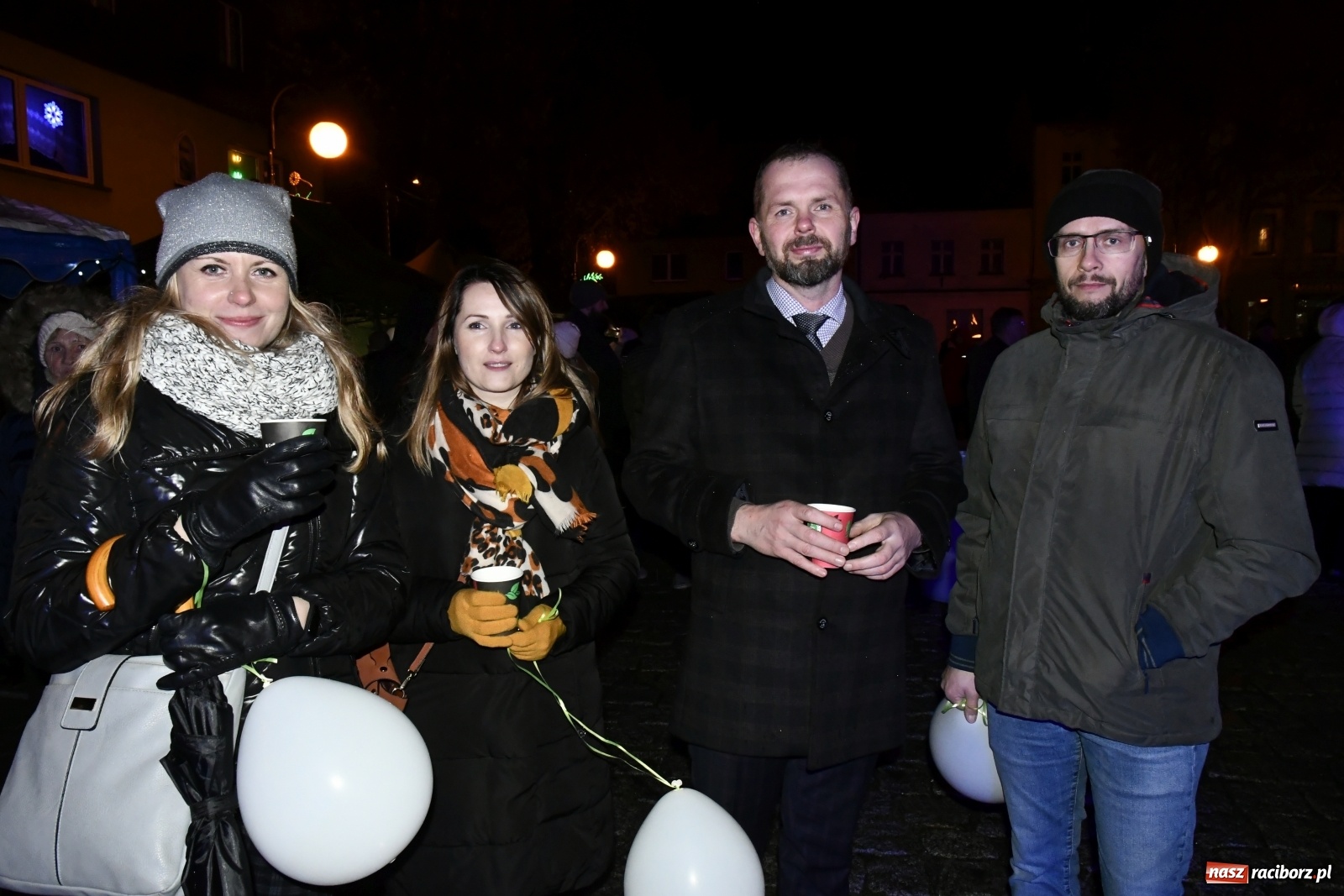 Zdjęcie w galerii na portalu naszraciborz.pl: Magiczna niedziela w Krzanowicach. Na rynku rozbłysła choinka [FOTO i WIDEO] wiadomości z regionu