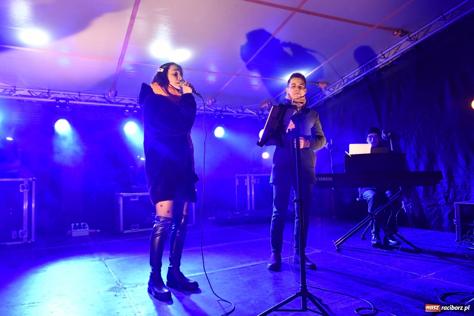 Zdjęcie w galerii na portalu naszraciborz.pl: Magiczna niedziela w Krzanowicach. Na rynku rozbłysła choinka [FOTO i WIDEO] wiadomości z regionu