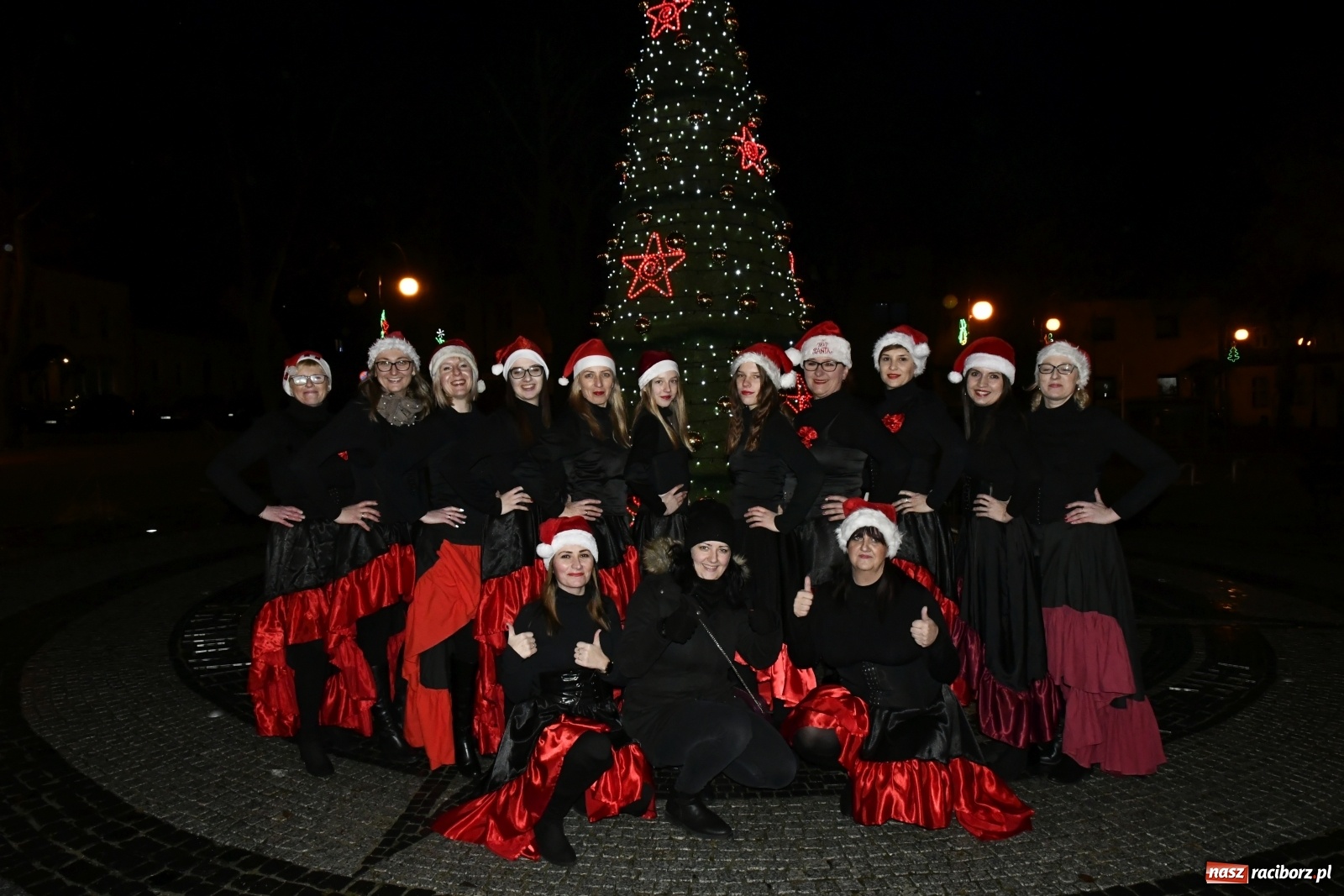 Zdjęcie w galerii na portalu naszraciborz.pl: Magiczna niedziela w Krzanowicach. Na rynku rozbłysła choinka [FOTO i WIDEO] wiadomości z regionu