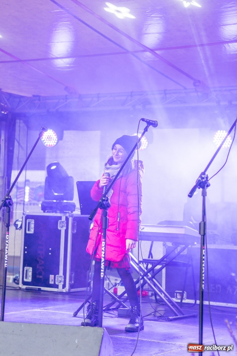 Zdjęcie w galerii na portalu naszraciborz.pl: Magiczna niedziela w Krzanowicach. Na rynku rozbłysła choinka [FOTO i WIDEO] wiadomości z regionu