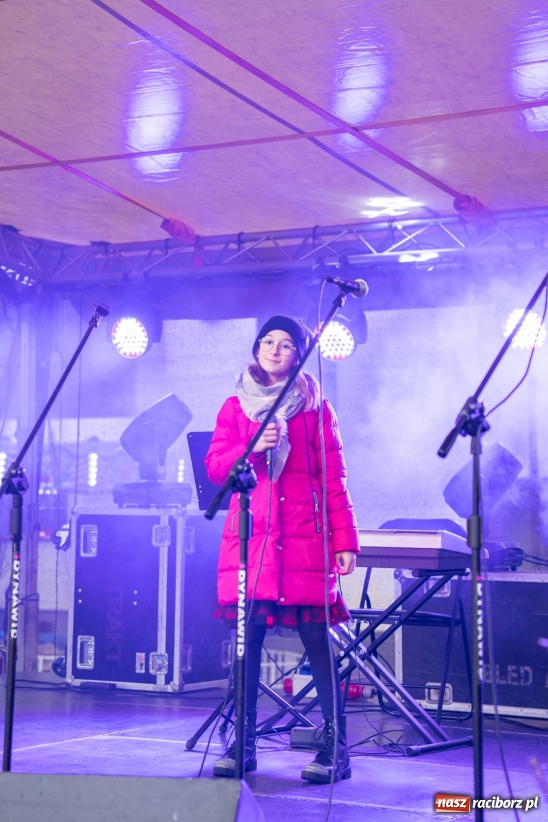 Zdjęcie w galerii na portalu naszraciborz.pl: Magiczna niedziela w Krzanowicach. Na rynku rozbłysła choinka [FOTO i WIDEO] wiadomości z regionu