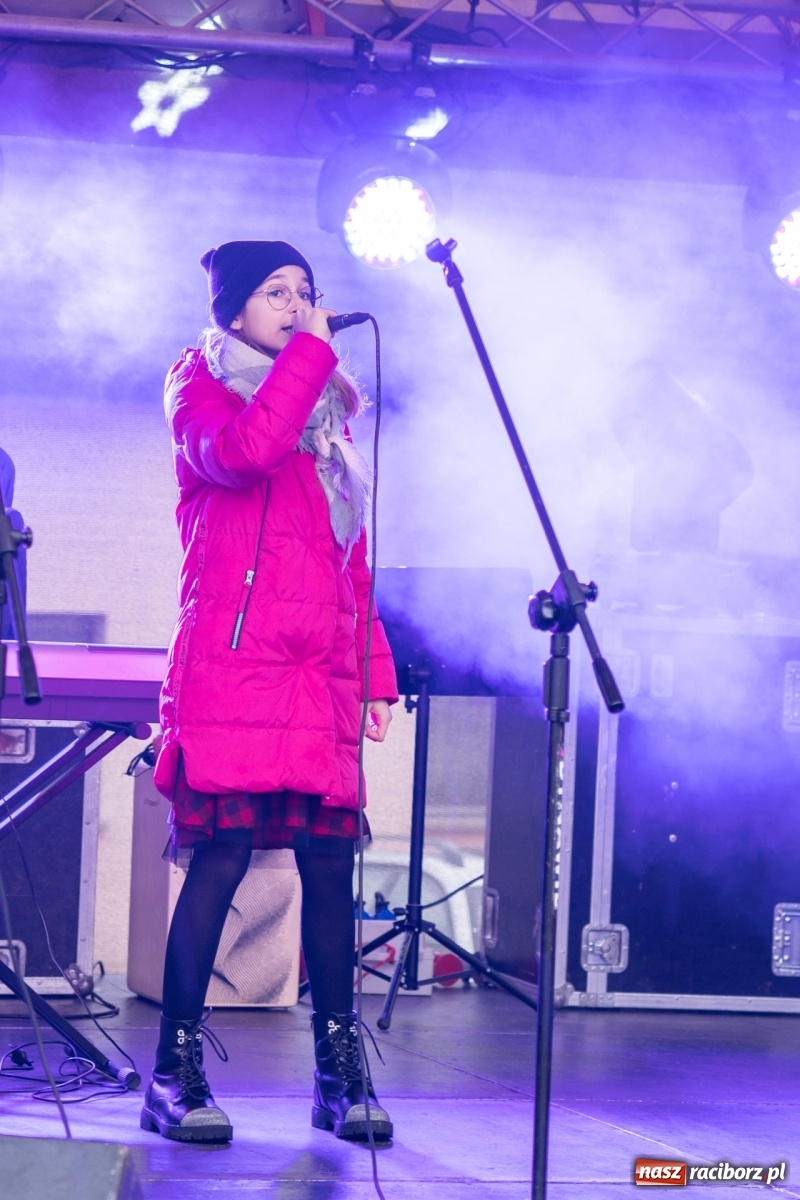 Zdjęcie w galerii na portalu naszraciborz.pl: Magiczna niedziela w Krzanowicach. Na rynku rozbłysła choinka [FOTO i WIDEO] wiadomości z regionu