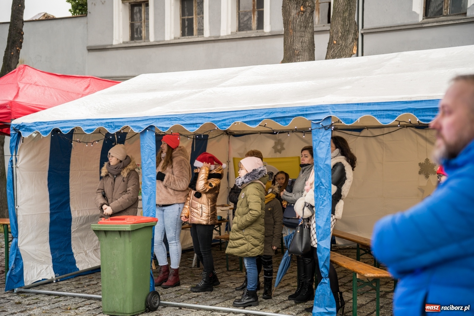 Zdjęcie w galerii na portalu naszraciborz.pl: Magiczna niedziela w Krzanowicach. Na rynku rozbłysła choinka [FOTO i WIDEO] wiadomości z regionu