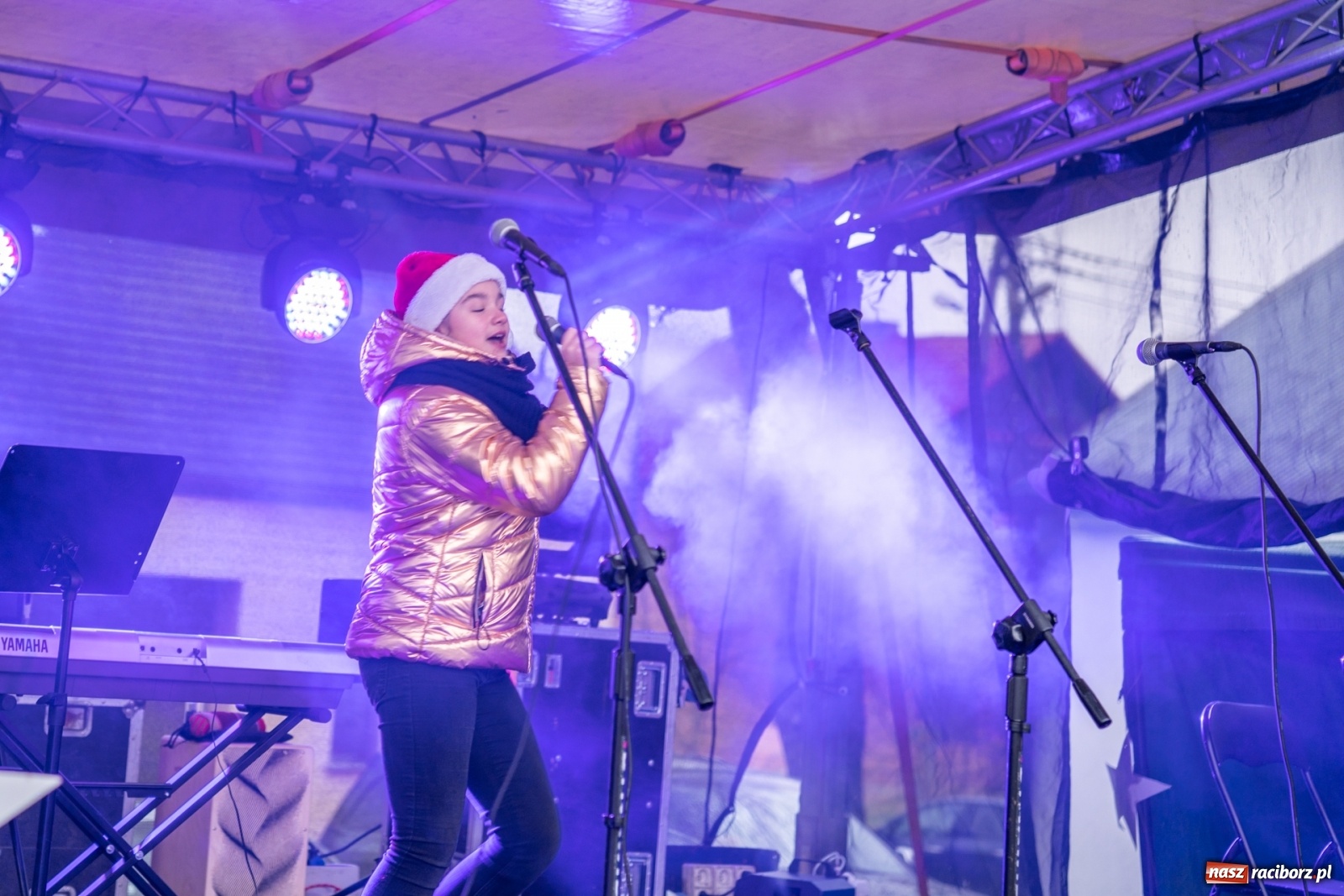 Zdjęcie w galerii na portalu naszraciborz.pl: Magiczna niedziela w Krzanowicach. Na rynku rozbłysła choinka [FOTO i WIDEO] wiadomości z regionu