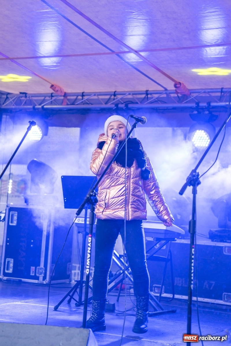 Zdjęcie w galerii na portalu naszraciborz.pl: Magiczna niedziela w Krzanowicach. Na rynku rozbłysła choinka [FOTO i WIDEO] wiadomości z regionu