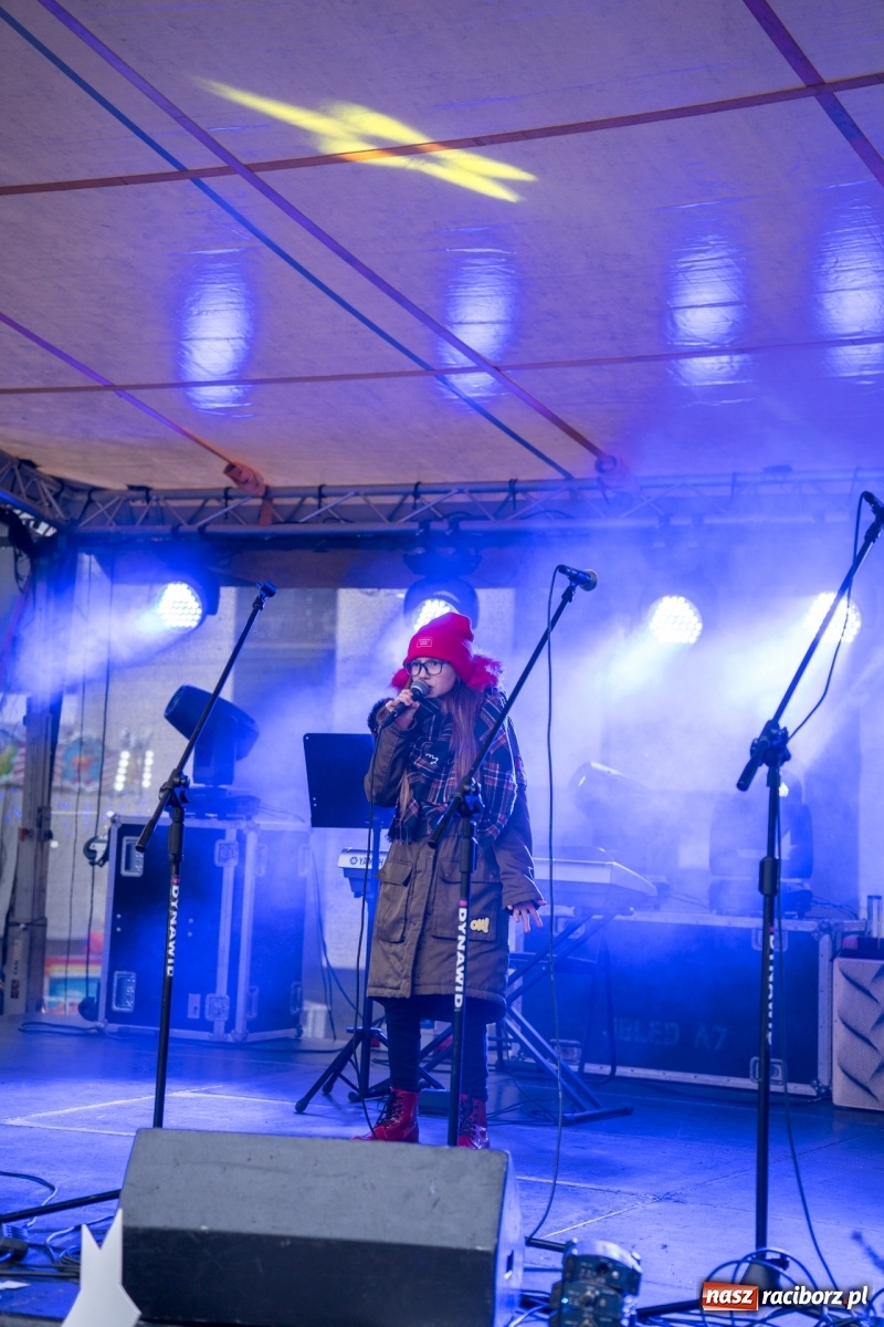 Zdjęcie w galerii na portalu naszraciborz.pl: Magiczna niedziela w Krzanowicach. Na rynku rozbłysła choinka [FOTO i WIDEO] wiadomości z regionu