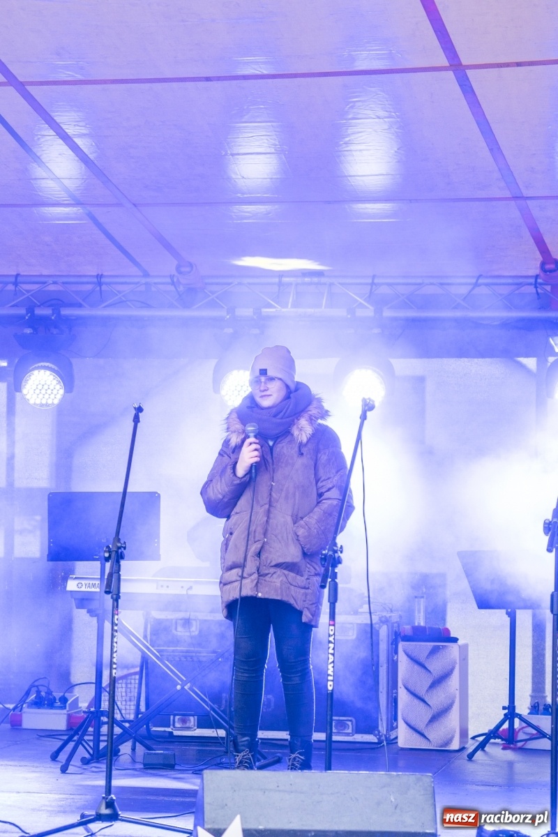 Zdjęcie w galerii na portalu naszraciborz.pl: Magiczna niedziela w Krzanowicach. Na rynku rozbłysła choinka [FOTO i WIDEO] wiadomości z regionu