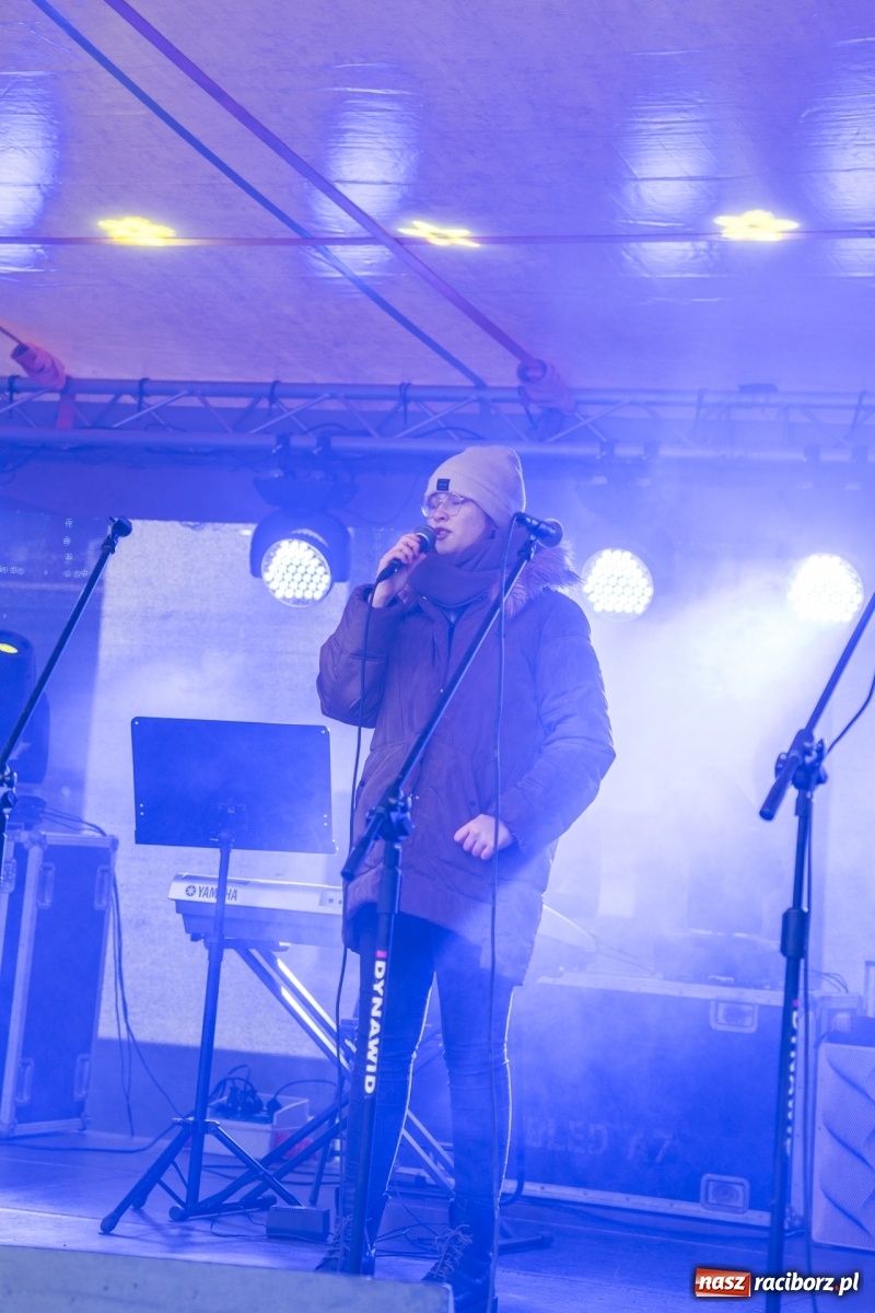 Zdjęcie w galerii na portalu naszraciborz.pl: Magiczna niedziela w Krzanowicach. Na rynku rozbłysła choinka [FOTO i WIDEO] wiadomości z regionu