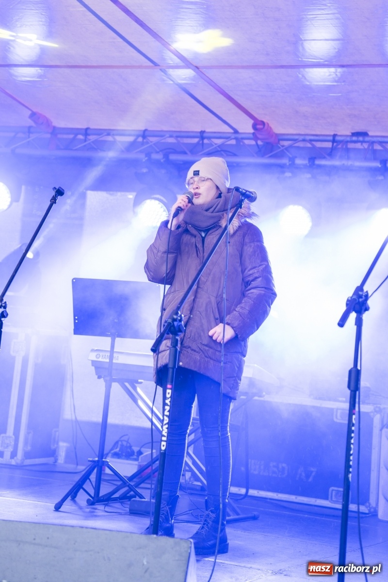 Zdjęcie w galerii na portalu naszraciborz.pl: Magiczna niedziela w Krzanowicach. Na rynku rozbłysła choinka [FOTO i WIDEO] wiadomości z regionu