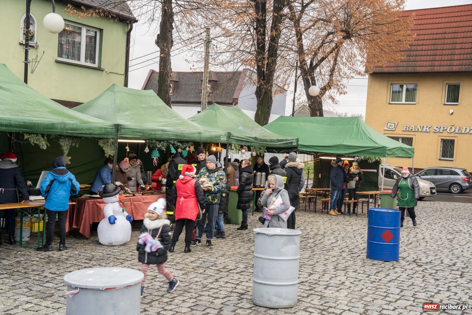 Zdjęcie w galerii na portalu naszraciborz.pl: Magiczna niedziela w Krzanowicach. Na rynku rozbłysła choinka [FOTO i WIDEO] wiadomości z regionu
