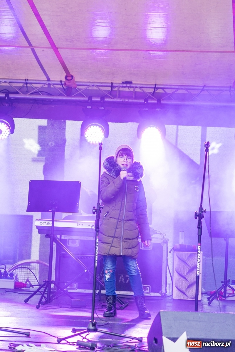 Zdjęcie w galerii na portalu naszraciborz.pl: Magiczna niedziela w Krzanowicach. Na rynku rozbłysła choinka [FOTO i WIDEO] wiadomości z regionu