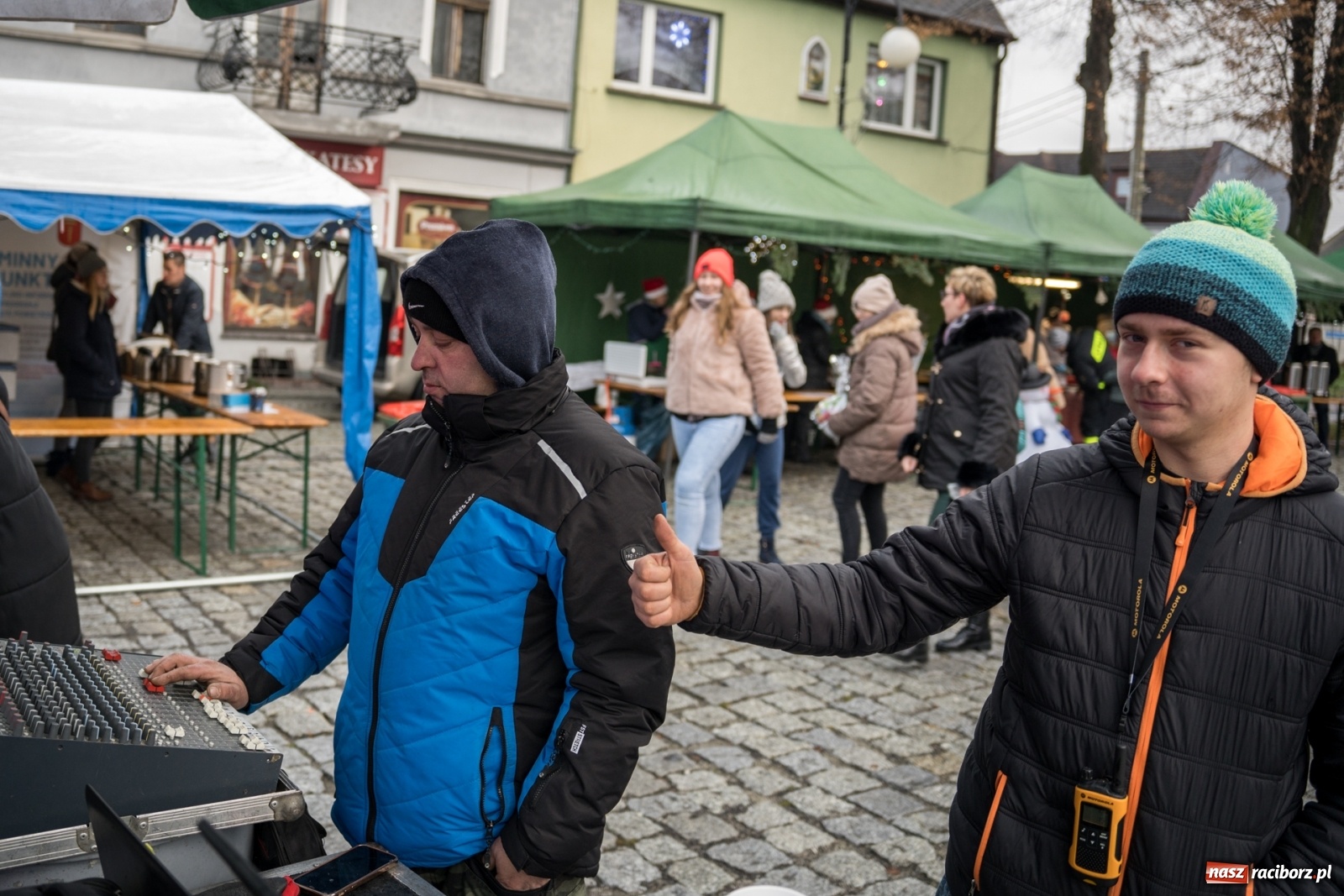 Zdjęcie w galerii na portalu naszraciborz.pl: Magiczna niedziela w Krzanowicach. Na rynku rozbłysła choinka [FOTO i WIDEO] wiadomości z regionu