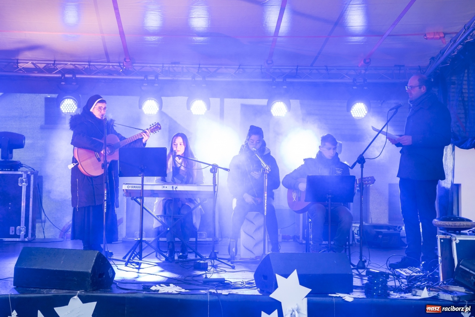 Zdjęcie w galerii na portalu naszraciborz.pl: Magiczna niedziela w Krzanowicach. Na rynku rozbłysła choinka [FOTO i WIDEO] wiadomości z regionu