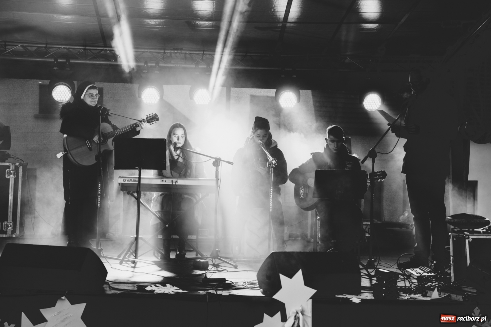 Zdjęcie w galerii na portalu naszraciborz.pl: Magiczna niedziela w Krzanowicach. Na rynku rozbłysła choinka [FOTO i WIDEO] wiadomości z regionu