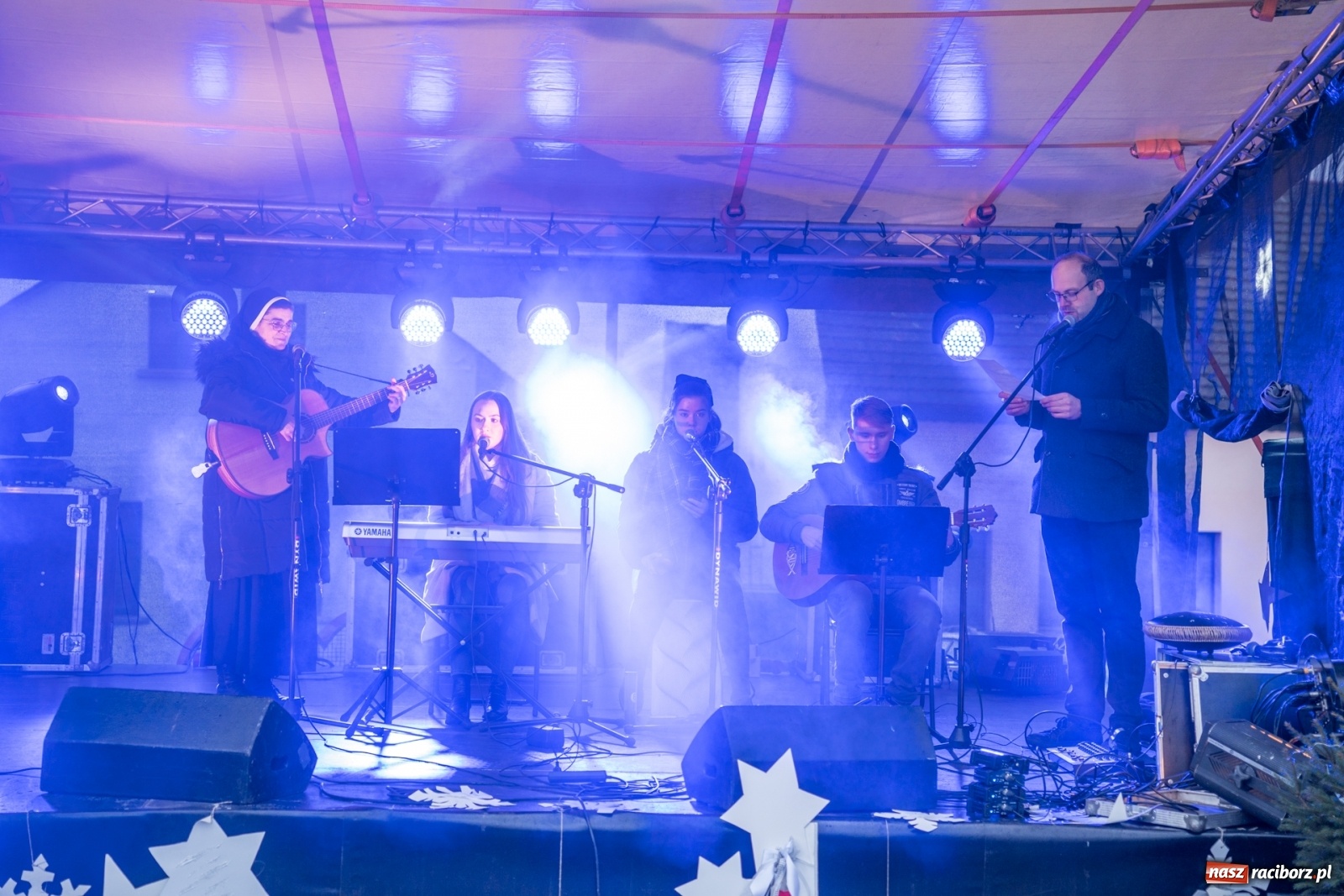 Zdjęcie w galerii na portalu naszraciborz.pl: Magiczna niedziela w Krzanowicach. Na rynku rozbłysła choinka [FOTO i WIDEO] wiadomości z regionu