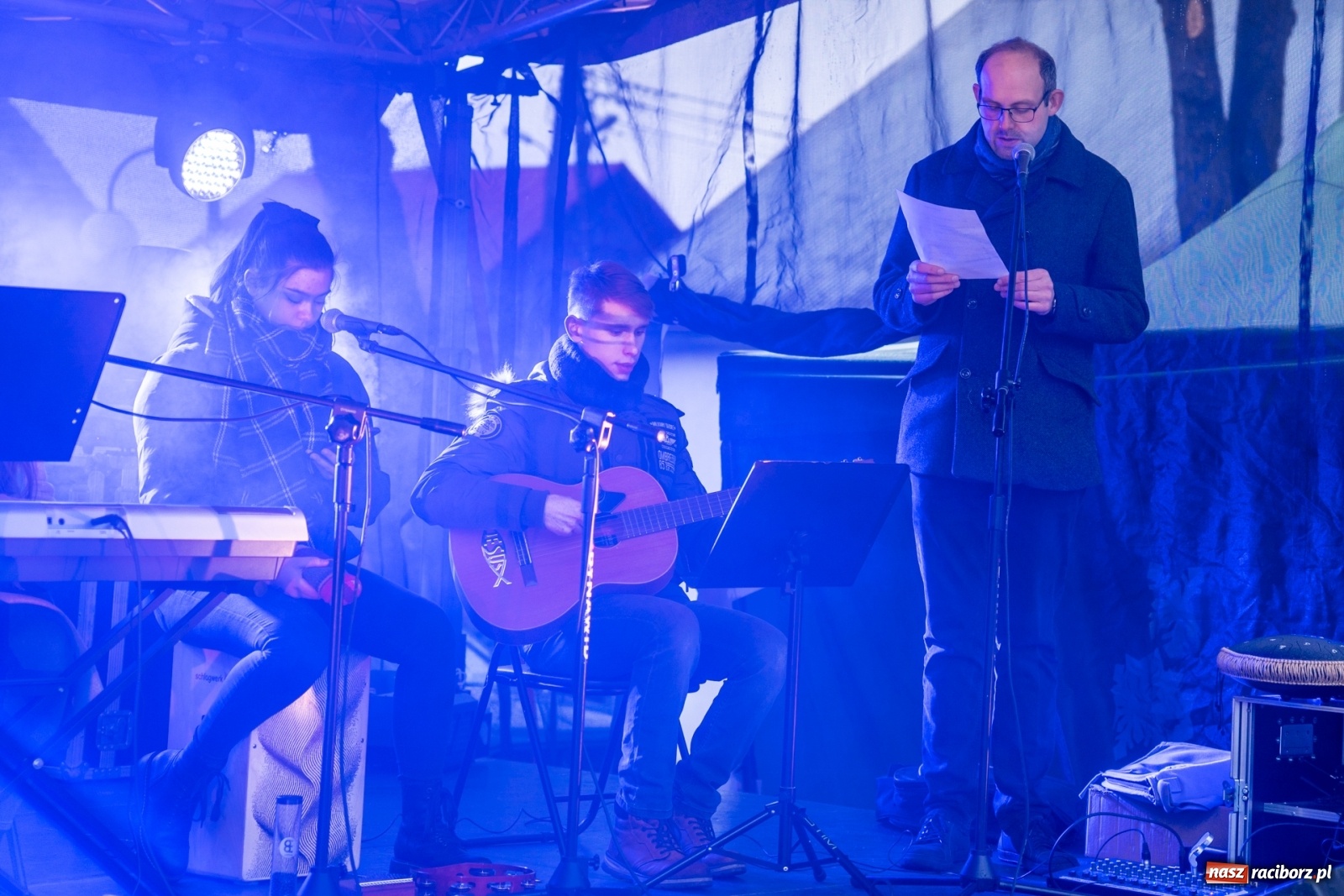 Zdjęcie w galerii na portalu naszraciborz.pl: Magiczna niedziela w Krzanowicach. Na rynku rozbłysła choinka [FOTO i WIDEO] wiadomości z regionu