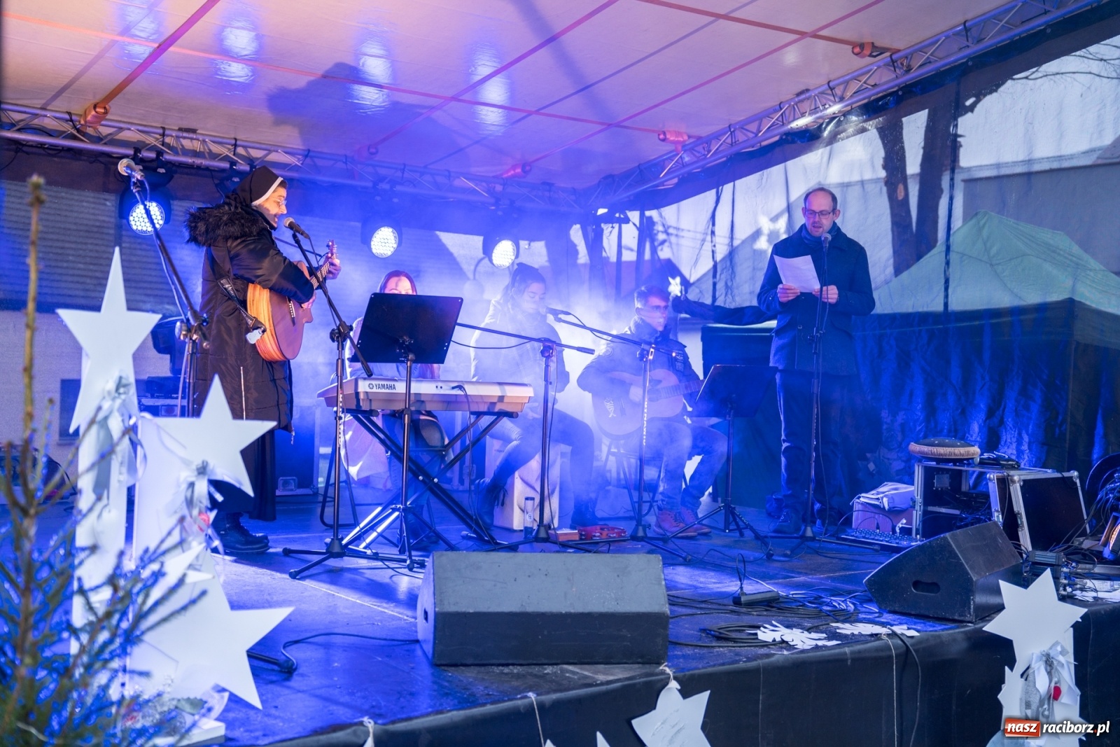 Zdjęcie w galerii na portalu naszraciborz.pl: Magiczna niedziela w Krzanowicach. Na rynku rozbłysła choinka [FOTO i WIDEO] wiadomości z regionu