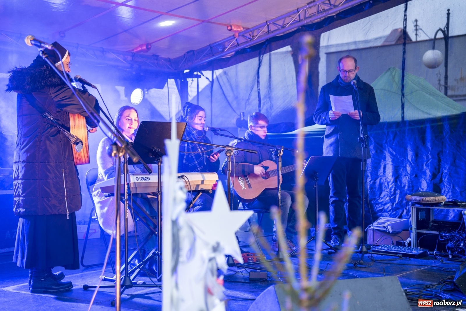 Zdjęcie w galerii na portalu naszraciborz.pl: Magiczna niedziela w Krzanowicach. Na rynku rozbłysła choinka [FOTO i WIDEO] wiadomości z regionu