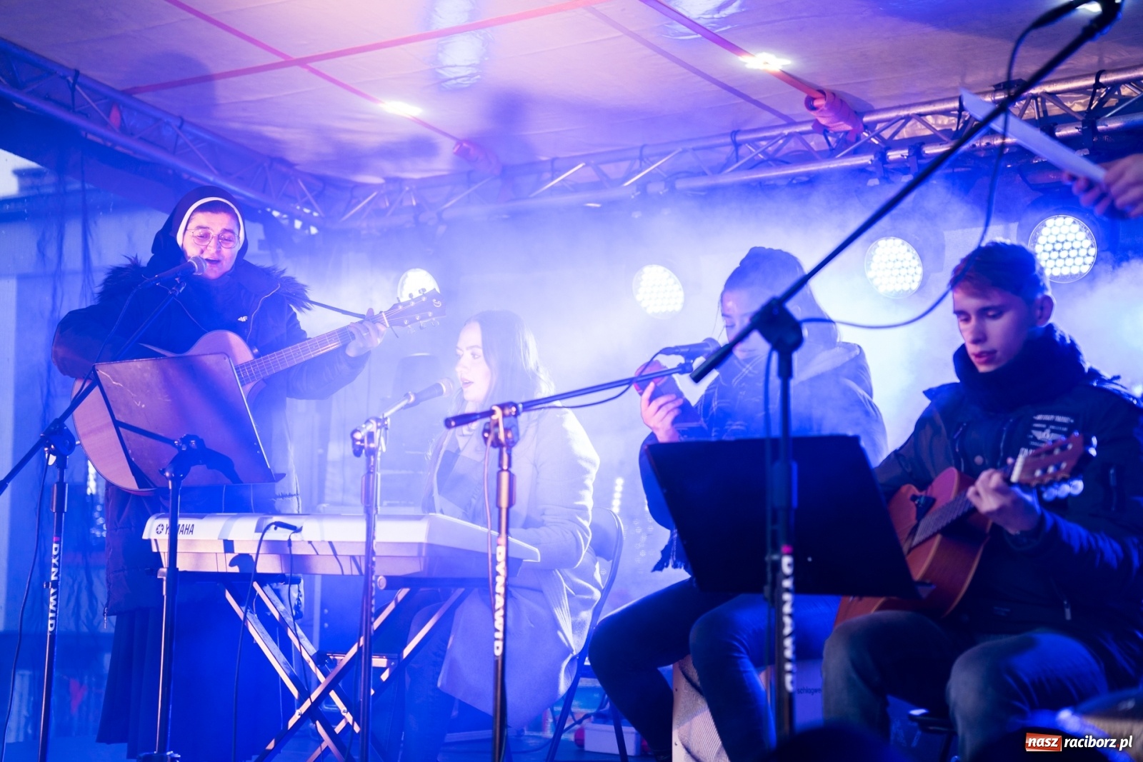 Zdjęcie w galerii na portalu naszraciborz.pl: Magiczna niedziela w Krzanowicach. Na rynku rozbłysła choinka [FOTO i WIDEO] wiadomości z regionu
